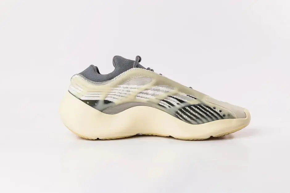 8-Best-Lightweight-Sneakers-for-Outdoor-Adventures Bearefoot